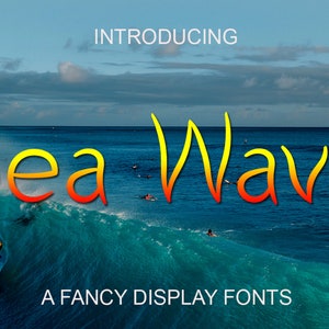 Puede incluir: Un diseño de fuente colorido llamado "Sea Wave" con un degradado de amarillo a rojo. El texto se muestra sobre una foto de un surfista montando una ola en el océano.