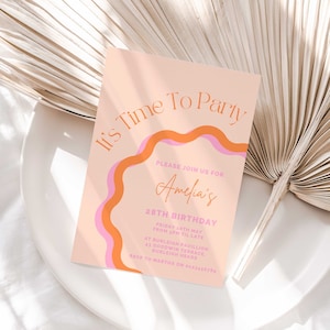 Peut inclure: Une carte d'invitation de couleur pêche avec un motif abstrait rose et orange. Le texte sur la carte indique "It's Time To Party" et "Please join us for Amelia's 28th Birthday".