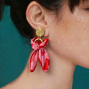 Handgjorda guldpläterade hängande örhängen | Konstnärliga örhängen | Designertryck med 'Pink Parade'