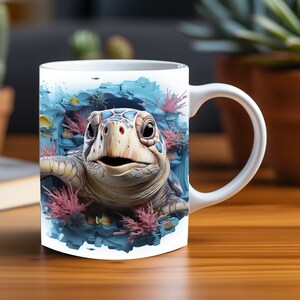Peut inclure: Une tasse en céramique blanche avec une illustration colorée d'une tortue de mer qui sort d'un récif corallien. La tortue a une carapace bleue et blanche et est entourée de coraux roses et bleus.