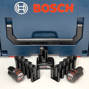 Op de afbeelding: Een blauwe Bosch gereedschapskoffer met een zwarte handgreep. De koffer is open en bevat een aantal zwarte batterijladers en batterijen. De batterijen zijn gemarkeerd met "10.8V" en "12V".