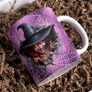 Puede incluir: Una taza de cerámica morada con asa blanca presenta un gráfico de una bruja con un sombrero negro y ojos verdes que emerge de un patrón de telaraña. La bruja sonríe con una expresión traviesa.