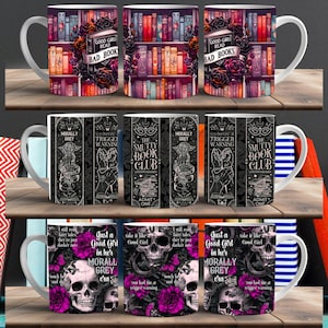 Pode incluir: Seis canecas de cerâmica branca com designs diferentes. As canecas apresentam ilustrações em preto e branco de livros, caveiras e rosas. O texto nas canecas inclui "Good Girls Read Bad Books", "Morally Grey", "The Smutty Book Club", e "Just a Good Girl in her Morally Grey Era".