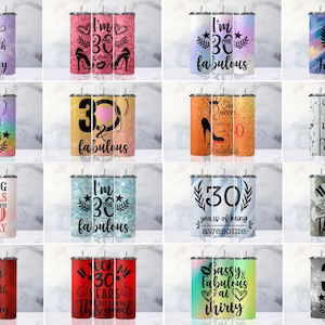 Op de afbeelding: Set van 12 verschillende 30e verjaardagstumbler-ontwerpen. Elke tumbler heeft een uniek ontwerp met glitter en tekst. De ontwerpen omvatten "Happy 30th Birthday", "I'm 30 and Fabulous", "30 Years Old", "Rolling in Vegas for my 30th Birthday", "This Queen is 30 and Fabulous", "Took Me 30 Years to Look This Good", "Sassy and Fabulous at Thirty" en meer.