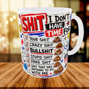 Könnte beinhalten: Ein weißer Keramikbecher mit einer Checklisten-Grafik und dem Text SHIT I DON'T HAVE TIME FOR. Die Liste enthält Punkte wie YOUR SHIT, CRAZY SHIT, BULLSHIT, STUPID SHIT, FAKE SHIT und SHIT THAT HAS NOTHING TO DO WITH ME, ergänzt durch Kackhaufen-Emojis.