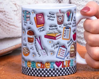 Pode incluir: Uma caneca de cerâmica branca com um padrão colorido de ícones escolares, incluindo cadernos, copos de café, uma mochila e listas. O texto "teacher LIFE" aparece em letras multicoloridas acima de uma borda xadrez preta e branca.