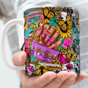 Op de afbeelding: Witte keramische mok met een kleurrijk ontwerp met vlinders, zonnebloemen, nagellak flesjes en een hand met gemanicuurde nagels. De tekst "Nail Tech" is op de mok gedrukt.