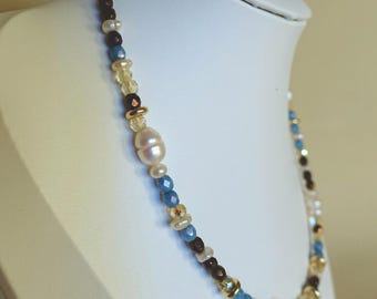collana con cristalli e perle di fiume “afterglow” con dettagli oro, fatta a mano