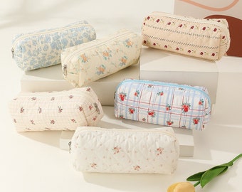 Klassieke romige blauwe geruite bloemen Daisy gewatteerde katoenen etui, make-uptasje, make-uptasje met kleine capaciteit, organisator van make-uptoiletartikelen