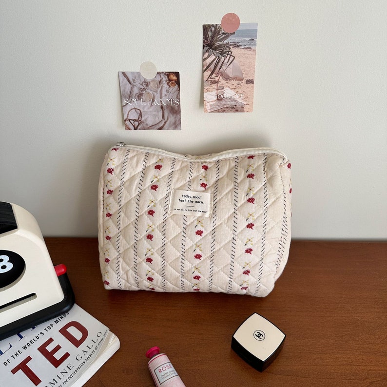 Retro Red White Daisy Floral Quilted cotton Large Makeup Bag Quilted, Large Capacity Makeup Bag, Personalized Embroidered Cosmetic Bag Stripe Floral
