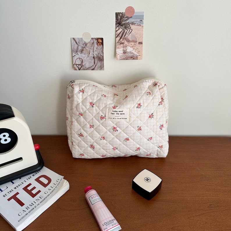 Retro rode witte margriet bloemen gewatteerde katoenen grote make-up tas gewatteerde, grote capaciteit make-up tas, gepersonaliseerde geborduurde cosmetische tas Plaid Floral