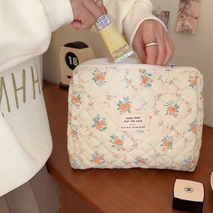 Retro rode witte margriet bloemen gewatteerde katoenen grote make-up tas gewatteerde, grote capaciteit make-up tas, gepersonaliseerde geborduurde cosmetische tas afbeelding 8