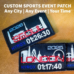 Puede incluir: Parches bordados negros con siluetas de ciudades y el texto "CUSTOM SPORTS EVENT PATCH". Un parche dice "2026 SEOUL 01:26:30 HYROX" y otro dice "2025 LONDON 01:17:40 HYROX".