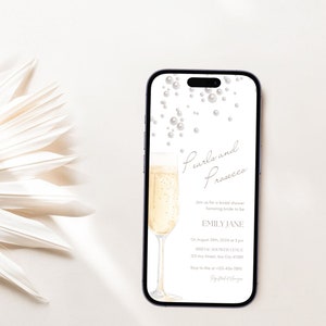 Peut inclure: Une invitation numérique pour une fête de mariage avec une flûte de champagne et des perles sur un fond blanc. Le texte indique "Pearls and Prosecco" et comprend le nom de la future mariée, Emily Jane, la date et l'heure de l'événement, ainsi que le lieu.