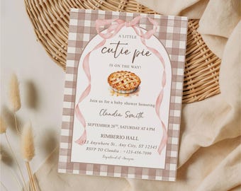 Op de afbeelding: Een rechthoekige uitnodigingskaart voor een babyshower met een bruin-witte ruitjesrand, een centrale illustratie van een taart en een roze lintafbeelding. De tekst luidt: A little cutie pie is on the way! Join us for a baby shower honoring Clandia Smith, September 28th, Saturday at 4 PM, Rimberio Hall, 123 Anywhere St., Any City, ST 12345, RSVP to Claudia +123-456-7890.