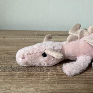 Niedlicher Kuscheltier Drache, flauschiges Stofftier, einzigartiges Kuscheltier in grün und rosa, 34 cm Drache als Geschenk für Kinder Bild 8