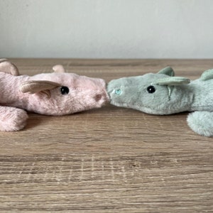 Niedlicher Kuscheltier Drache, flauschiges Stofftier, einzigartiges Kuscheltier in grün und rosa, 34 cm Drache als Geschenk für Kinder Bild 9