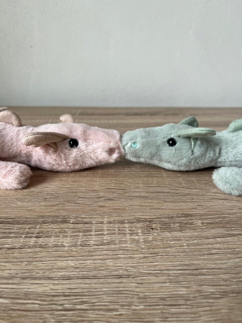 Niedlicher Kuscheltier Drache, flauschiges Stofftier, einzigartiges Kuscheltier in grün und rosa, 34 cm Drache als Geschenk für Kinder Bild 9