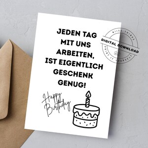 Op de afbeelding: Een witte verjaardagskaart met zwarte tekst en een taartillustratie. De kaart luidt "JEDEN TAG MIT UNS ARBEITEN, IST EIGENTLICH GESCHENK GENUG!" met "Happy Birthday" in cursief. Een bruine envelop en geschenkdoos op de achtergrond.