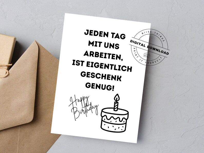 Op de afbeelding: Een witte verjaardagskaart met zwarte tekst en een taartillustratie. De kaart luidt "JEDEN TAG MIT UNS ARBEITEN, IST EIGENTLICH GESCHENK GENUG!" met "Happy Birthday" in cursief. Een bruine envelop en geschenkdoos op de achtergrond.
