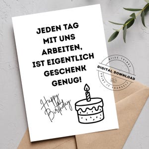 Op de afbeelding: Een witte verjaardagskaart met zwarte tekst: "JEDEN TAG MIT UNS ARBEITEN, IST EIGENTLICH GESCHENK GENUG!" en "Happy Birthday" in cursief. Een taartillustratie met een brandende kaars. Digitale downloadstempel rechtsboven.