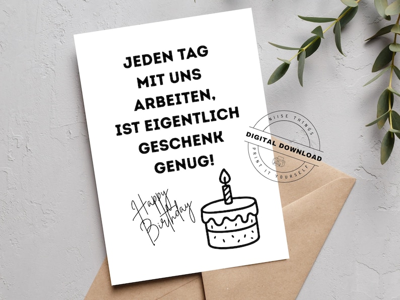 Op de afbeelding: Een witte verjaardagskaart met zwarte tekst: "JEDEN TAG MIT UNS ARBEITEN, IST EIGENTLICH GESCHENK GENUG!" en "Happy Birthday" in cursief. Een taartillustratie met een brandende kaars. Digitale downloadstempel rechtsboven.