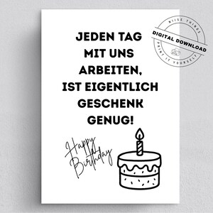 Op de afbeelding: Een witte kaart met zwarte tekst: "JEDEN TAG MIT UNS ARBEITEN, IST EIGENTLICH GESCHENK GENUG!" en "Happy Birthday" in cursief. Een kleine taart met een kaars is ook afgebeeld.