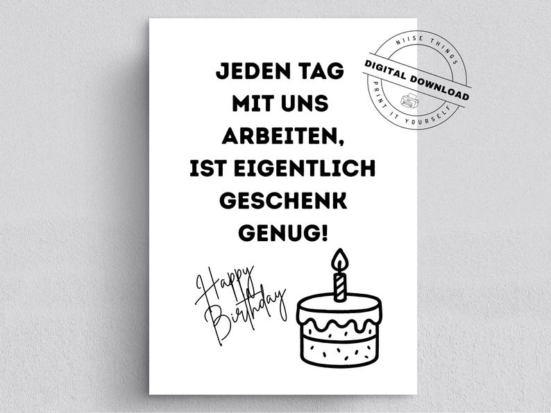 Op de afbeelding: Een witte kaart met zwarte tekst: "JEDEN TAG MIT UNS ARBEITEN, IST EIGENTLICH GESCHENK GENUG!" en "Happy Birthday" in cursief. Een kleine taart met een kaars is ook afgebeeld.
