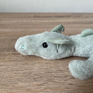 Niedlicher Kuscheltier Drache, flauschiges Stofftier, einzigartiges Kuscheltier in grün und rosa, 34 cm Drache als Geschenk für Kinder Bild 5