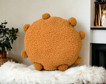 Funda de almohada decorativa con pompón amarillo mostaza hecha a mano