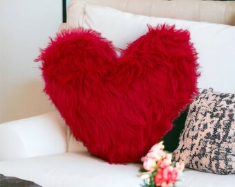 Almofada de pele sintética com coração vermelho, decoração romântica para casa.