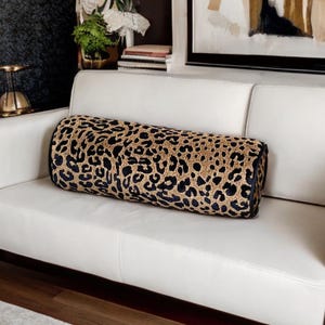Lussuosa federa per cuscino decorativo con profili in velluto a fantasia ghepardo - Regalo di anniversario - Decorazione per la camera da letto - Elegante decorazione per la casa - Cuscino a rotolo fatto a mano