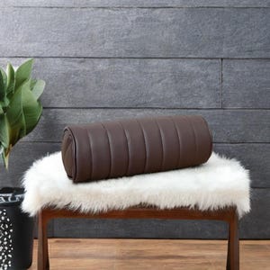 Lujosa funda de cojín decorativa de piel sintética marrón oscuro con costuras acanaladas. Regalo de cumpleaños, decoración minimalista para el hogar y regalo de inauguración.