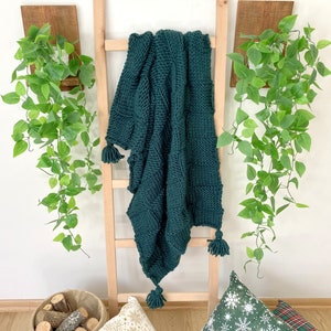 Stylish Emerald Green hand knitted wool TV blanket,Throw blanket,Christmas gift,Chunky blanket,Housewarming,Tassel blanket