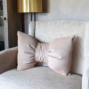 Lujosa almohada decorativa de terciopelo beige con lazo, 30 x 45 cm, regalo de cumpleaños, regalo de baby shower, regalo de inauguración de la casa, elegante accesorio de decoración para el hogar