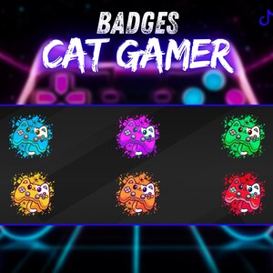 Op de afbeelding: Zes kleurrijke badges met een cartoonkat die een videogamecontroller vasthoudt. De badges hebben een splatter-effect in blauw, paars, oranje, geel, groen en rood.