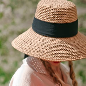 Modello per cappello all'uncinetto in rafia, cappello estivo a tesa larga, cappello da spiaggia fai da te con video tutorial, modello per cappello da sole all'uncinetto, cappello da vacanza fatto a mano fai da te