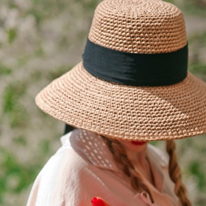 Modello per cappello all'uncinetto in rafia, cappello estivo a tesa larga, cappello da spiaggia fai da te con video tutorial, modello per cappello da sole all'uncinetto, cappello da vacanza fatto a mano fai da te