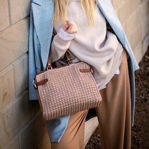 Sac pour ordinateur portable beige fait main « Megan » | Sac cartable en cuir et crochet