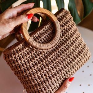 Crochet Bag Pattern, Basket Purse Pattern PDF & Video in English – Wooden Handle Handbag, Beginner Friendly Crochet Tutorial