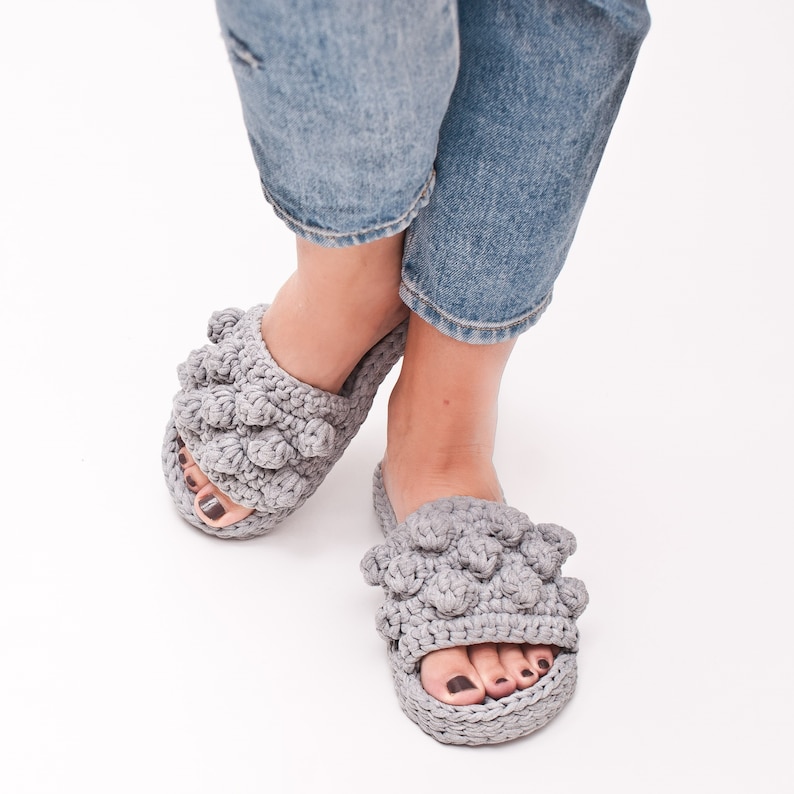 Crochet pattern Bubble slippers video tutorial, crochet slippers pattern, tshirt yarn slippers DIY, step by step, home shoes crochet pattern image 5