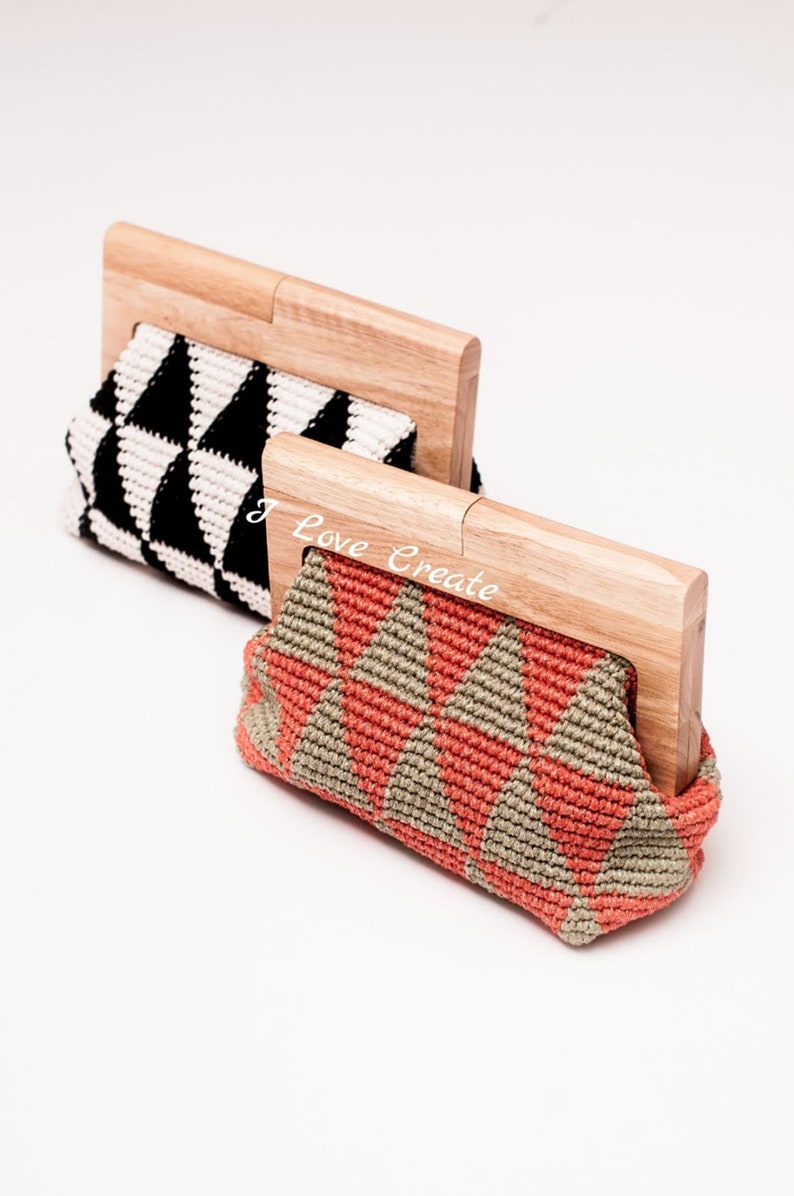 Op de afbeelding: Twee handgemaakte clutches met houten frames. E&eacute;n heeft een zwart-wit geometrisch patroon, de andere een koraal- en tan geometrisch ontwerp. De tekst "I Love Create" is zichtbaar op het houten frame van de koraal clutch.