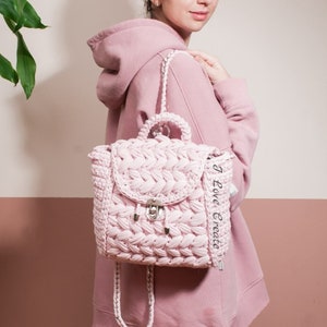 Crochet pattern Marshmallow backpack, crochet backpack video tutorial, crochet backpack pattern, tshirt yarn backpack crochet DIY