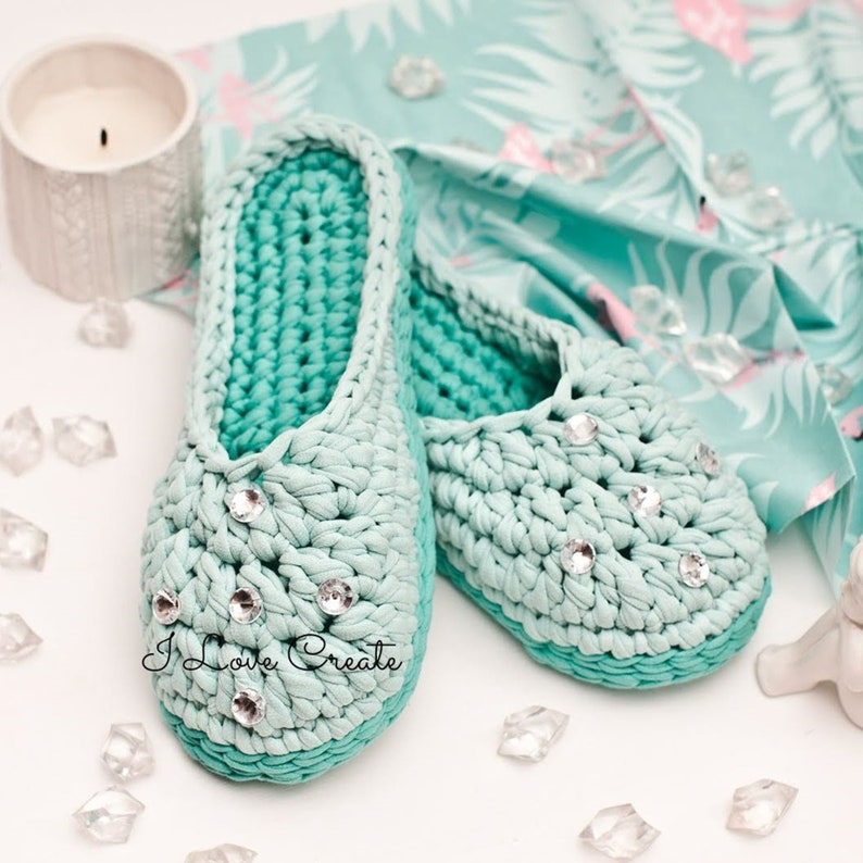 Crochet home slippers pattern Tshirt yarn slippers video tutorial Crochet shoes pattern Tshirt yarn slippers DIY Christmas crochet pattern image 6