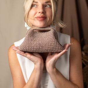 Cartera de noche dorada hecha a mano, cartera de punto metalizada, bolso pequeño brillante para eventos, cartera de fiesta de Año Nuevo, bolso de mano dorado brillante imagen 6