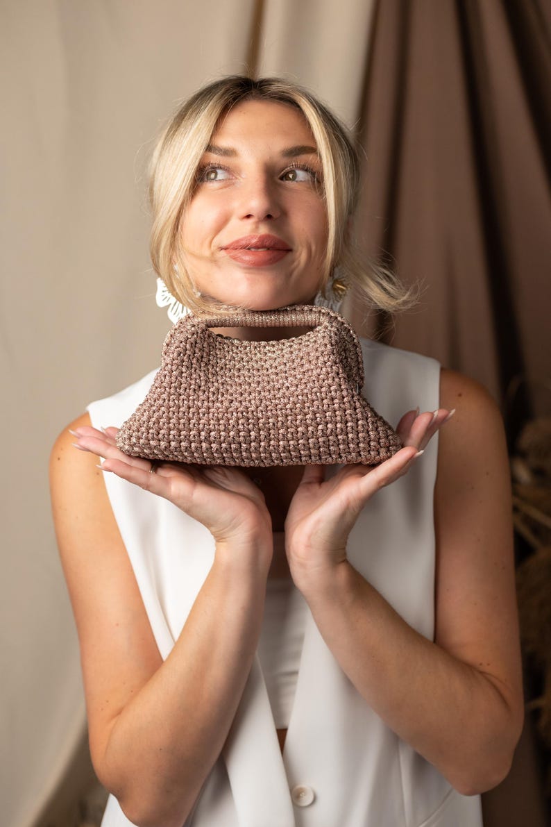 Cartera de noche dorada hecha a mano, cartera de punto metalizada, bolso pequeño brillante para eventos, cartera de fiesta de Año Nuevo, bolso de mano dorado brillante imagen 6