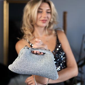 Cartera de noche dorada hecha a mano, cartera de punto metalizada, bolso pequeño brillante para eventos, cartera de fiesta de Año Nuevo, bolso de mano dorado brillante imagen 8