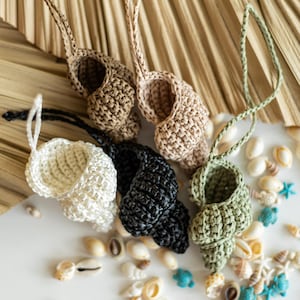 Crochet Shell Keychain Pattern PDF – Easy Raffia Sea Amigurumi, Bag Charm, Car Mirror Decor, DIY Summer Accessory, English Tutorial
