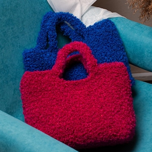 Crochet pattern Chunky Bouclé Crochet Bag: DIY Video Tutorial and Easy-to-Follow Pattern