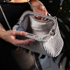 Cartera de noche dorada hecha a mano, cartera de punto metalizada, bolso pequeño brillante para eventos, cartera de fiesta de Año Nuevo, bolso de mano dorado brillante imagen 10
